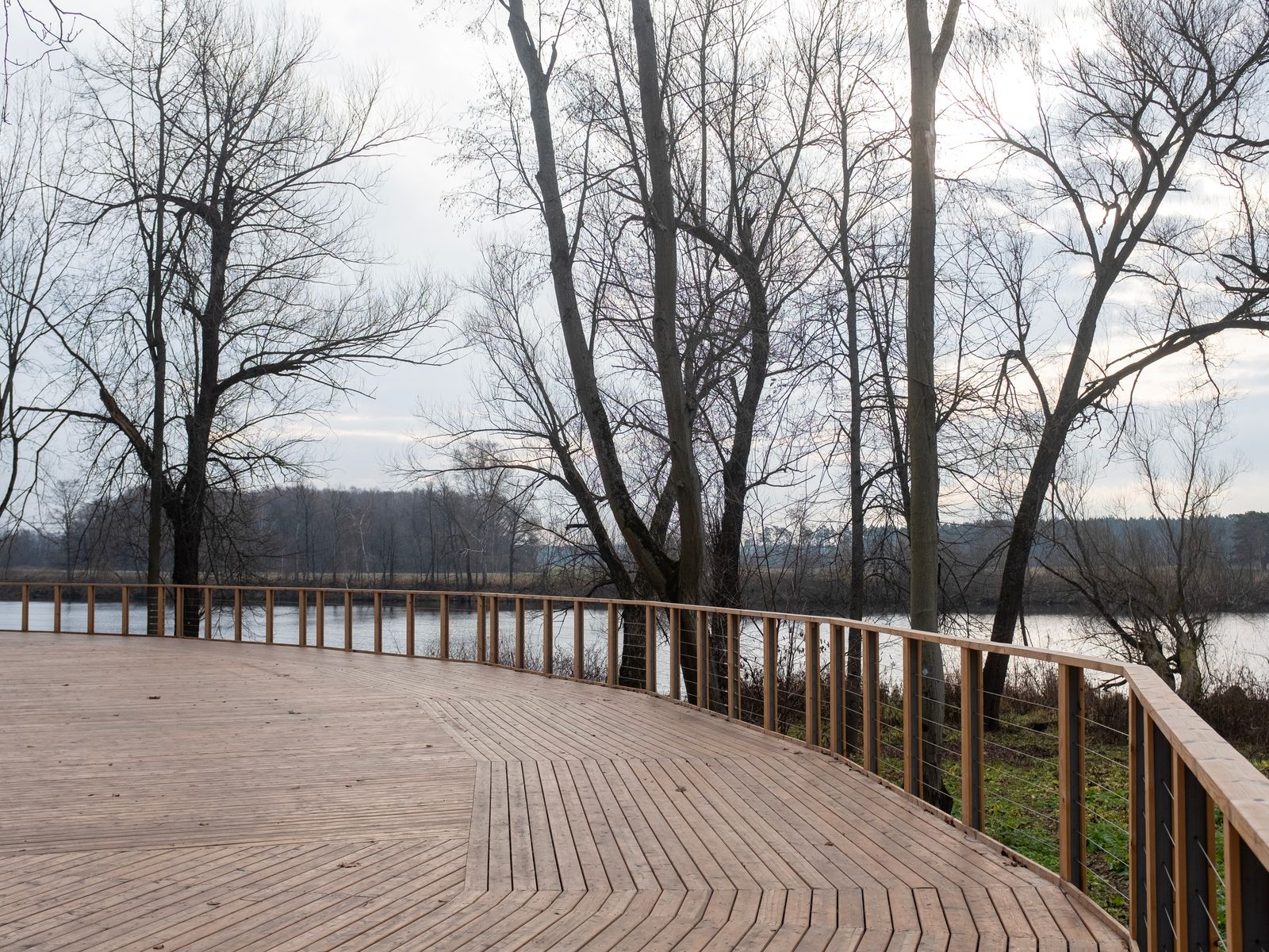 Holzterrasse aus Dielen mit sichtbarer Maserung im Außenbereich